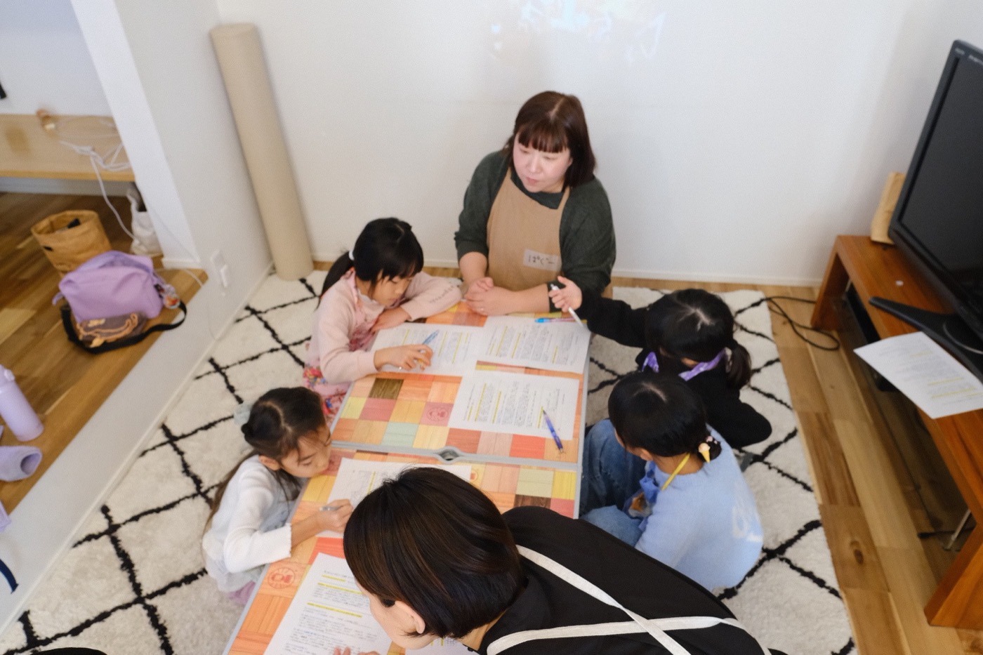 上映会で子どもたちに寄り添う講師の様子