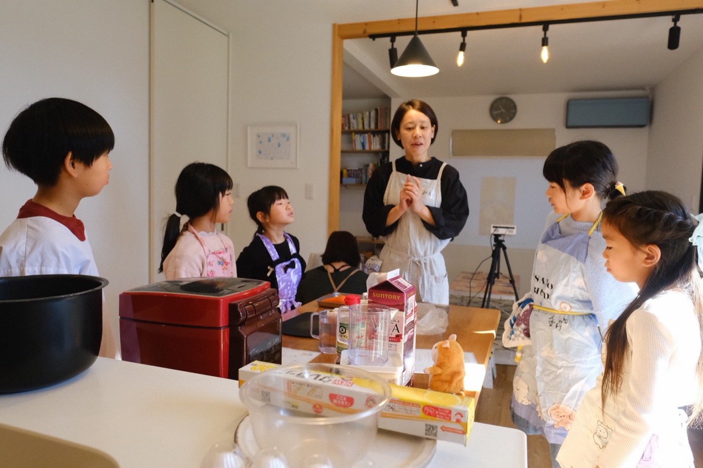 講座で子どもたちに教える講師の様子