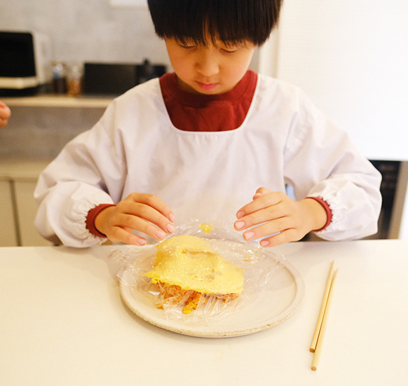 火も包丁も使わない安心クッキングの様子